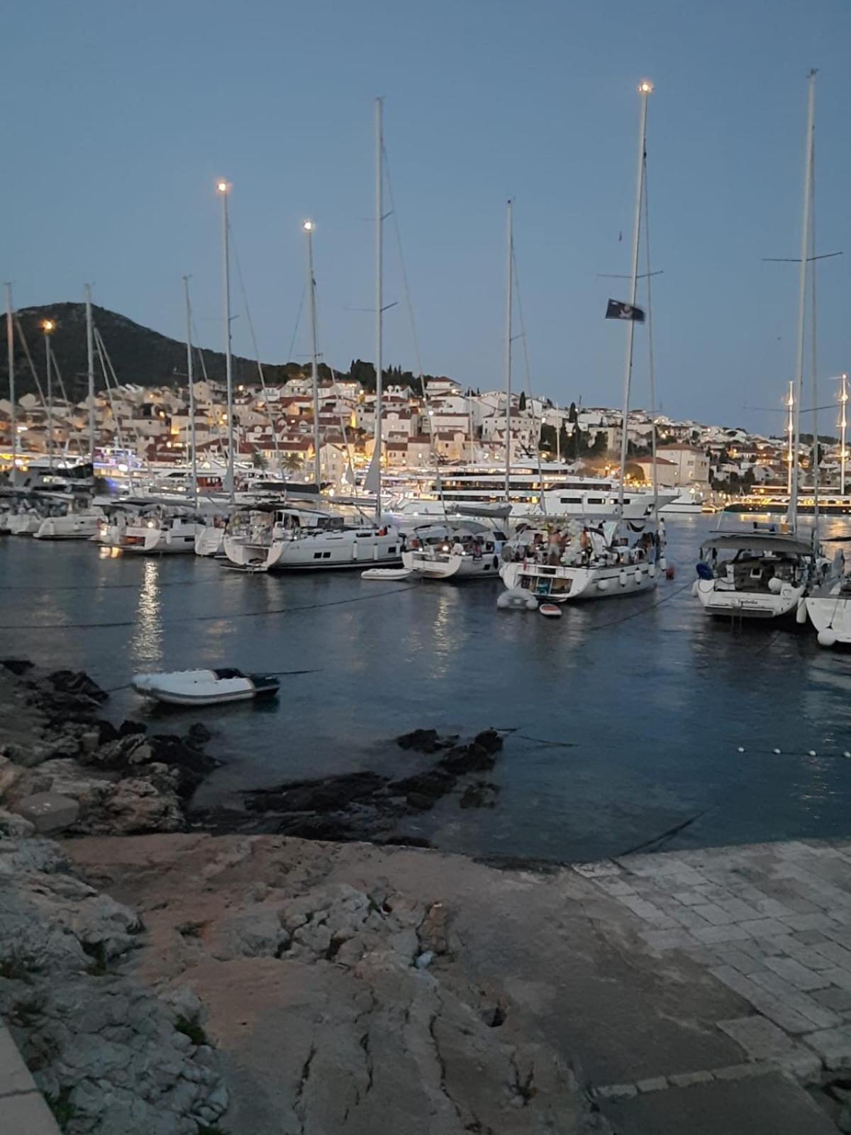Apartments Villa Bella Vista Hvar ฮวาร์ ภายนอก รูปภาพ
